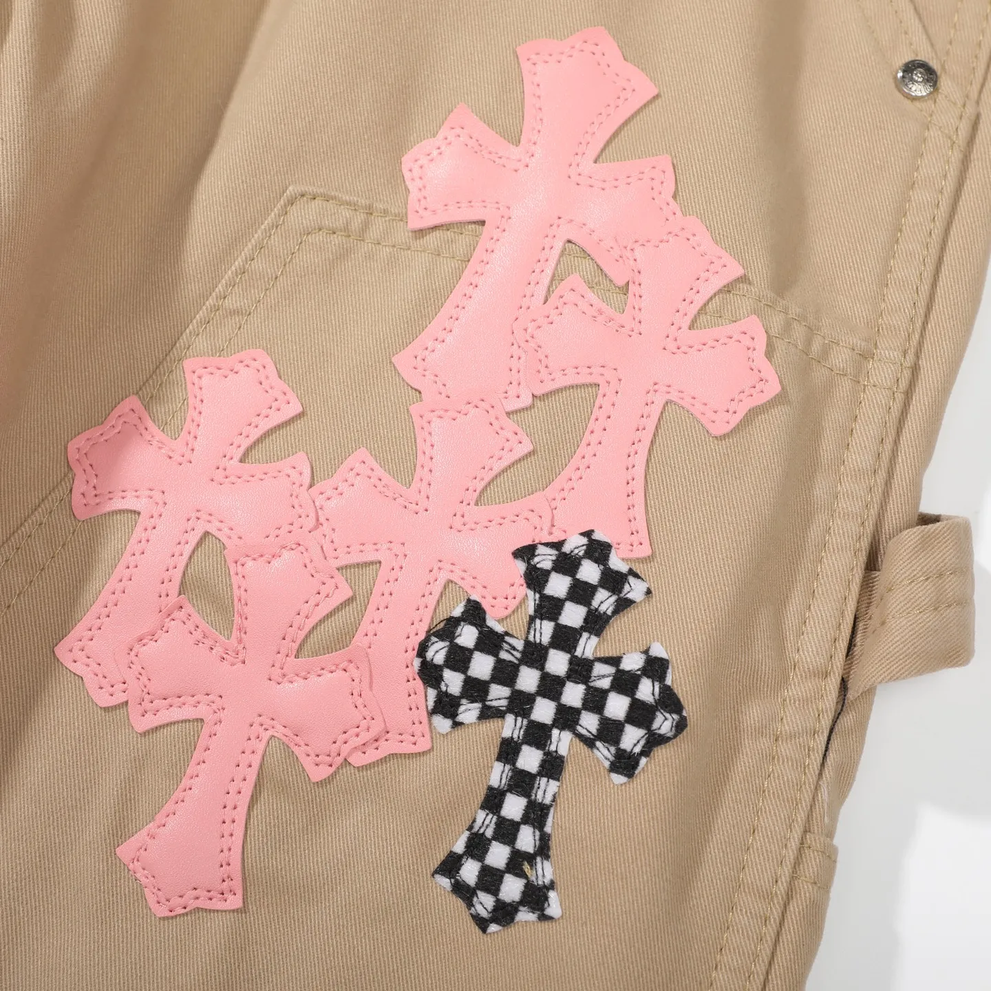 P270 CHROME HEARTS 2025 new khaki logging pink checkerboard cross leather couple style loose jeans Top ceiling quality Styles with different washed textures are very friendly to people with thin legs and thick legs. The straight and loose version is very flattering to the leg shape. The moderate length will never go out of style, easy to match with casually, the basic styling of various styles, a must-have in the wardrobe! The fabric is stiff but also makes the upper body soft without losing texture. The washing process is even more perfect. It is a must-have item for everyone! ! ! Color: Khaki Size: 28/30/32/34 Waist: 75/80/85/90 Knee: 45.5/47/48.5/50 Pants length: 102/104/106/108